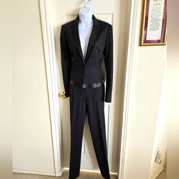 Tahari ASL Pant Suit Women's Size 2‎ Gray w/Black Faux Leather Peplum Jacket - Picture 1 of 13